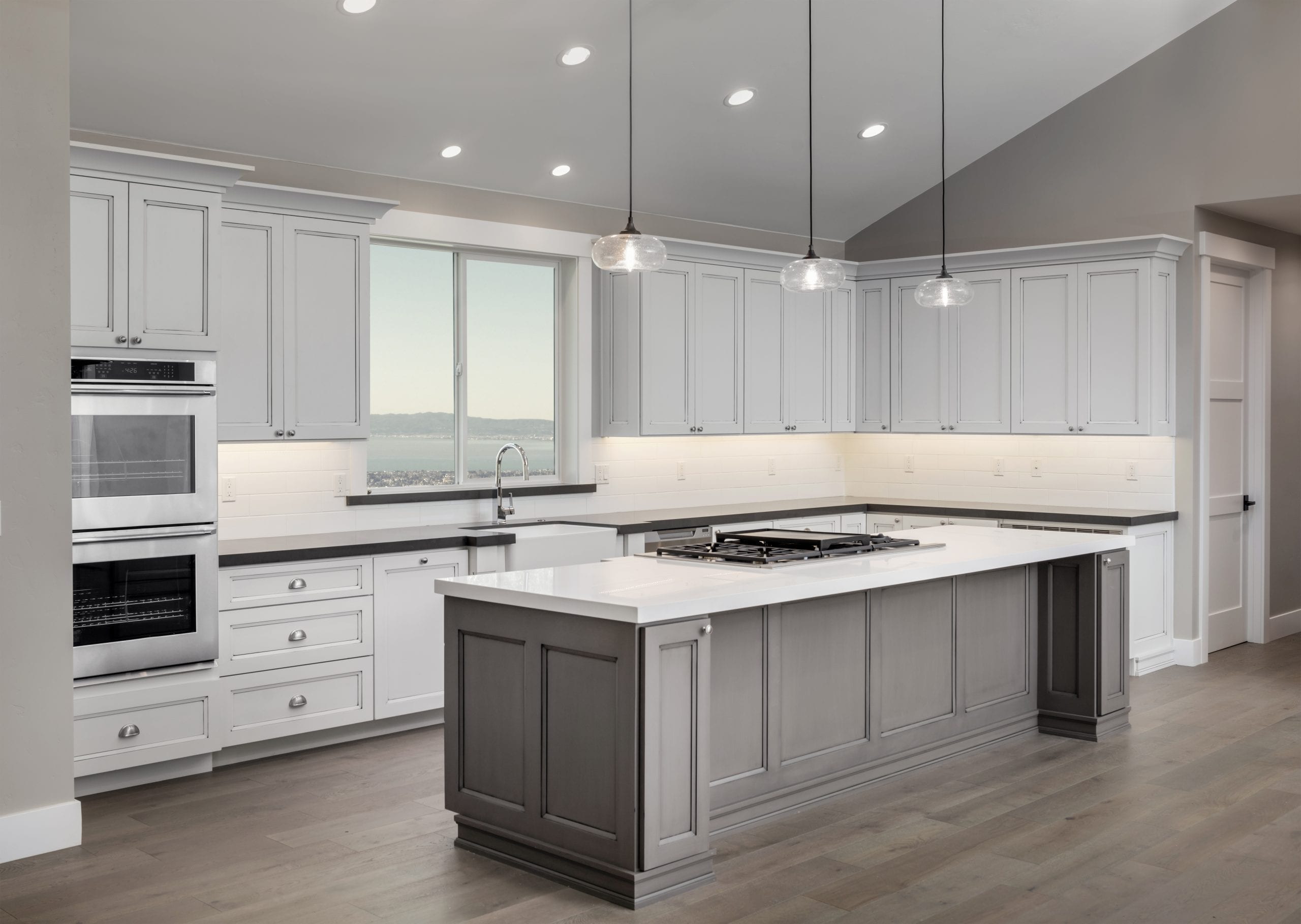 A newly renovated, modern kitchen with high-quality finishings, designed by Praiano Home Improvement.